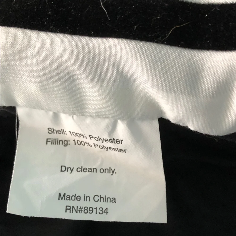 MACY’S DAMASK FLOCK QUEEN SIZE COMFORTER SET • BLACK/WHITE RAISED DAMASK PATTERN